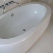 Wit gelakt multiplank-  houten vloer geschikt in de badkamer